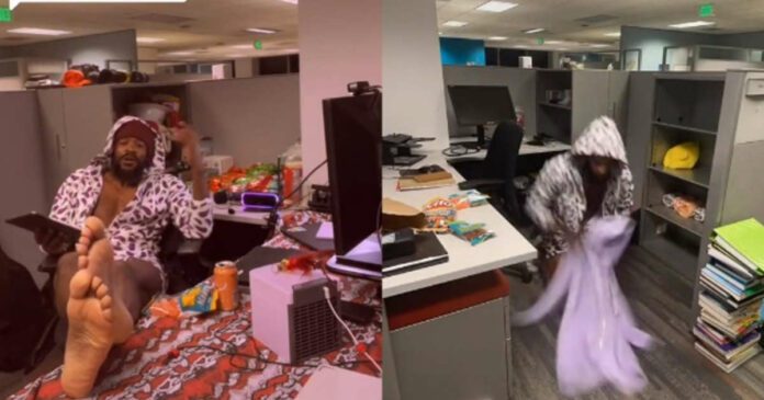 Hombre se muda a su oficina como protesta por su bajo salario