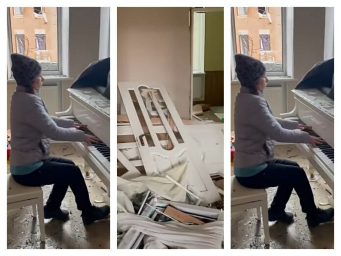 Pianista ucraniana toca Chopin mientras se ve su casa en ruinas