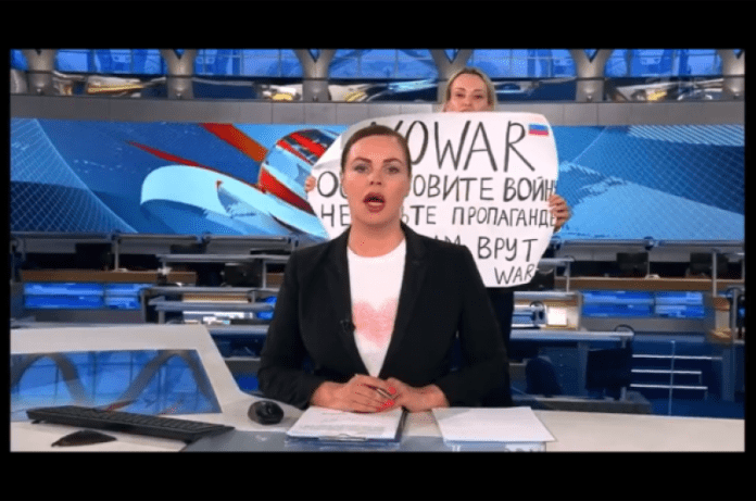 Periodista contra la guerra protesta en un noticiero ruso