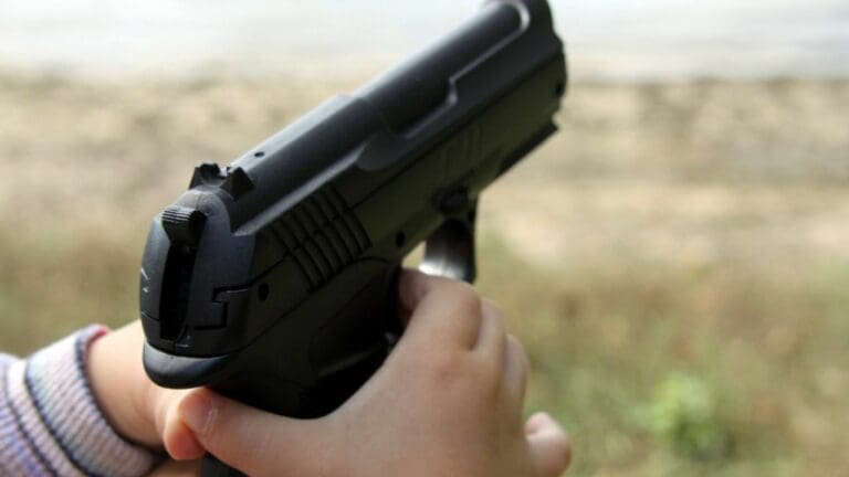Menor de tres años dispara arma que encontró y mata accidentalmente a su mamá