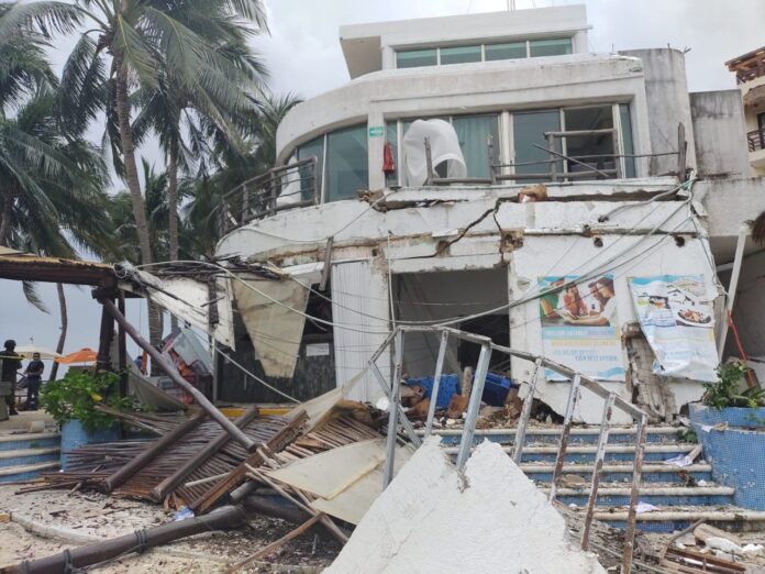Reportan dos muertos,19 heridos y una persona atrapada por explosión de acumulación de gas en Kool Beach, Playa del Carmen