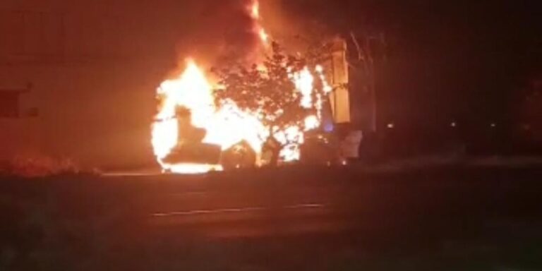 Sujetos armados incendian tráileres en Colima