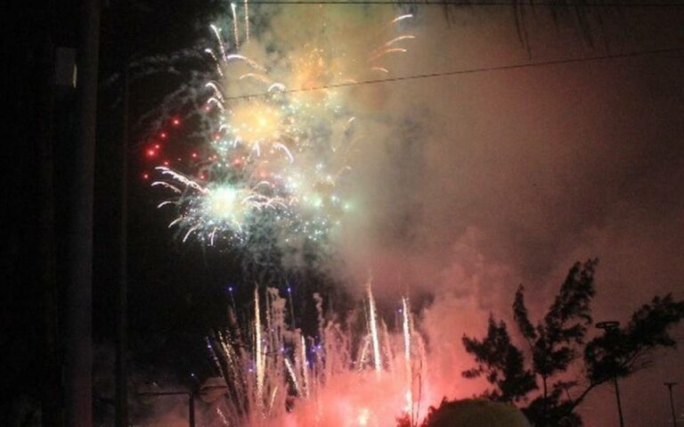 VIDEO: Castillo de pirotecnia se desploma sobre la multitud y deja 5 heridos