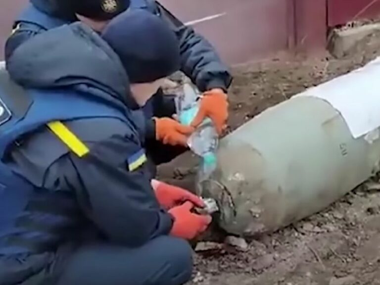 VIDEO: Con botella de agua y guantes desactivan enorme bomba rusa en Ucrania