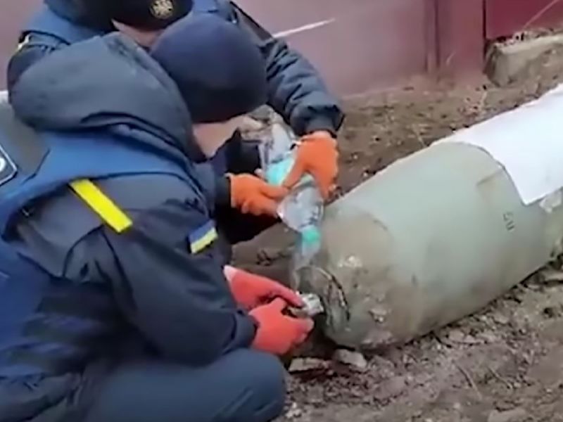 VIDEO: Con botella de agua y guantes desactivan enorme bomba rusa en Ucrania