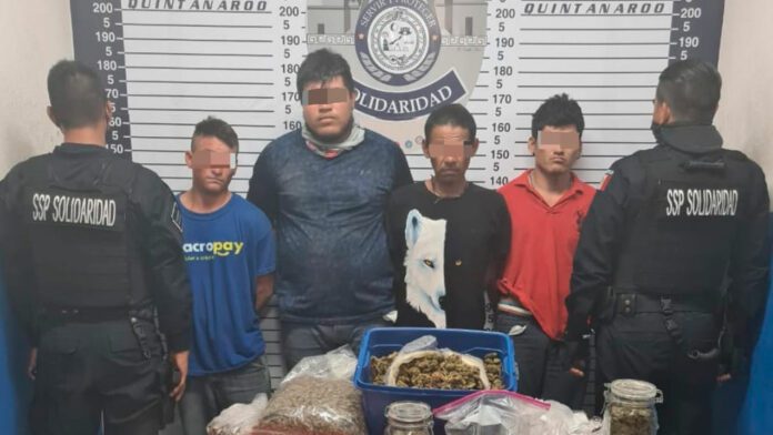 Durante un operativo cuatro sujetos fueron detenidos; se les acusa de haber retenido a dos mujeres a la fuerza en Playa del Carmen. Foto: SP de Solidaridad