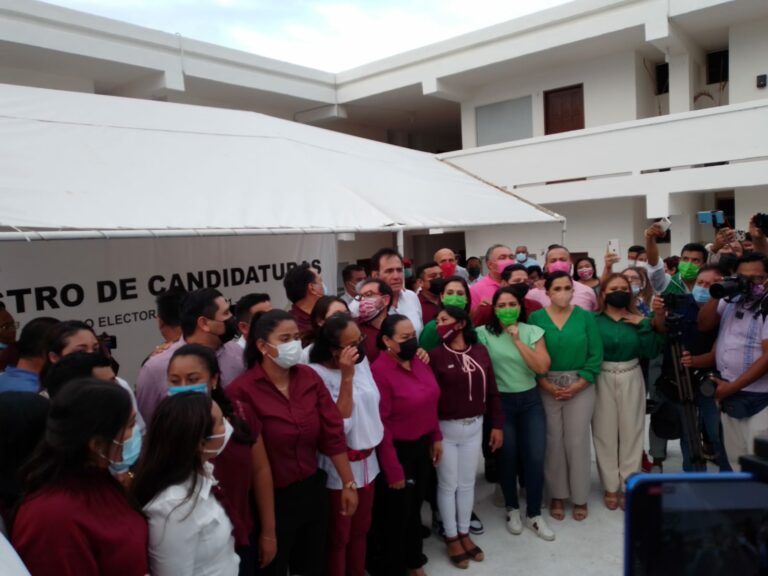 Con porras y batucada, inscribe ‘Juntos Haremos Historia’ a sus candidatos a diputados