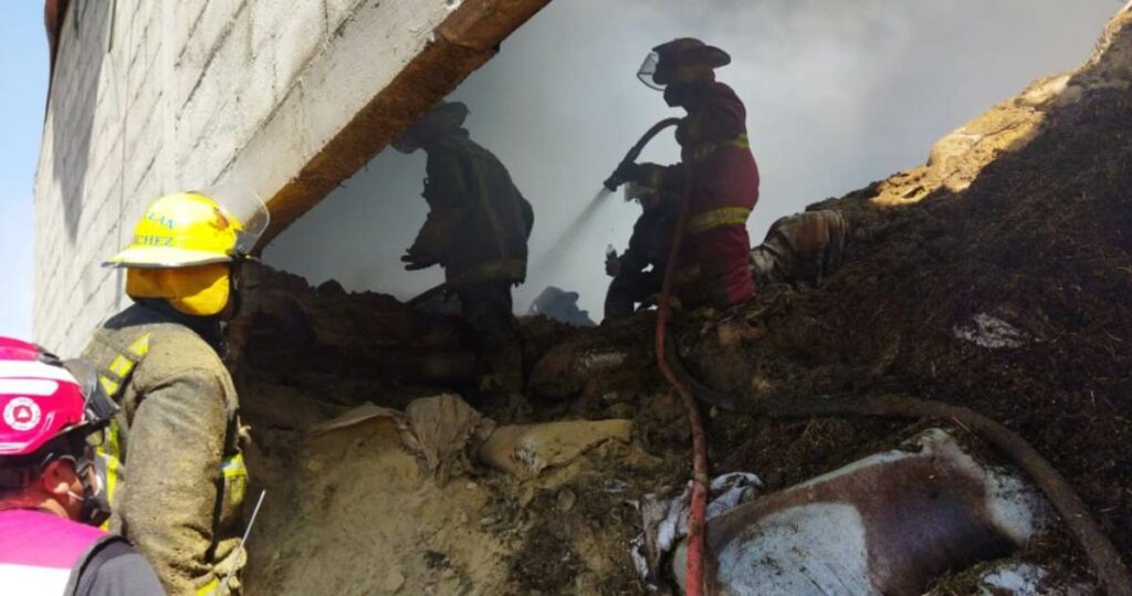 Bomberos laboran más de 8 horas tras incendio de bodega en Edomex