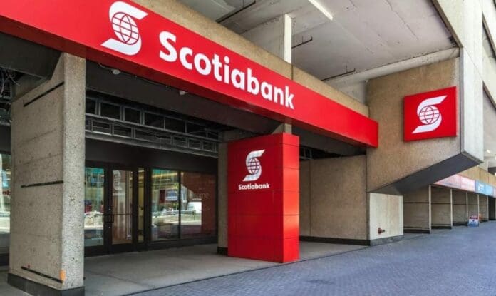 Denuncian que una adulta mayor ha sido maltratada por Scotiabank, luego de que se diera cuenta que le robaron 35 mil pesos. Foto: Getty images