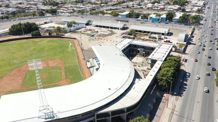 En Sonora hay municipios con muchas carencias, sin embargo se han gastado millones de pesos en un estadio y una escuela de beisbol. Foto: Pie de página