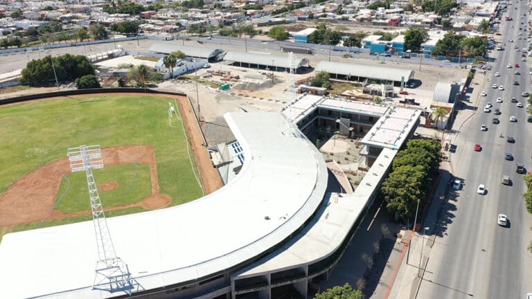 En Sonora hay municipios con muchas carencias, sin embargo se han gastado millones de pesos en un estadio y una escuela de beisbol. Foto: Pie de página