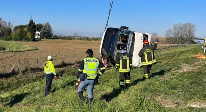 Un autobús con 50 personas originarias de Ucrania se volcó en Italia; a causa del percdance una persona perdió la vida. Foto: Reuters
