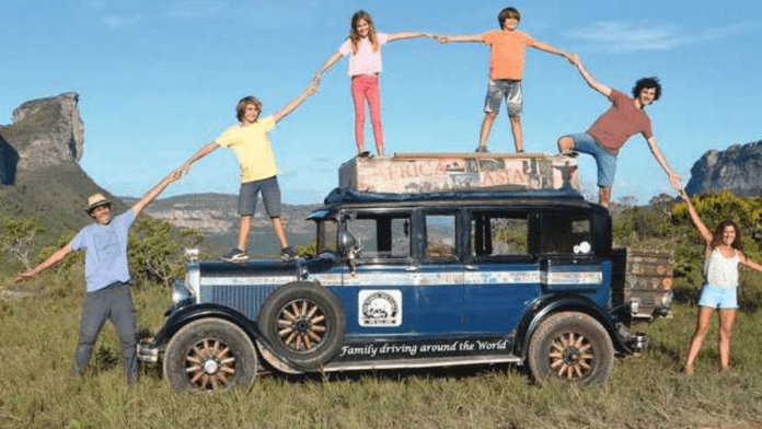 Familia argentina concluye viaje de 22 años; vuelve a casa en auto de 1928