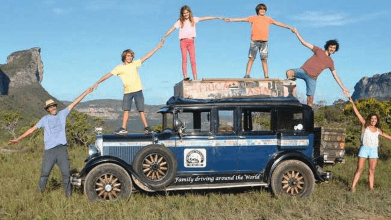 Familia argentina concluye viaje de 22 años; vuelve a casa en auto de 1928