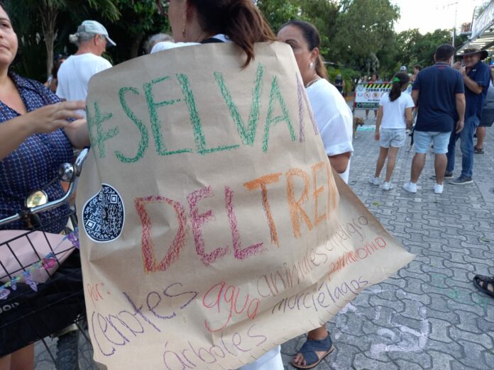 Marchan ambientalistas y ciudadanos contra el Tren Maya en Playa del Carmen