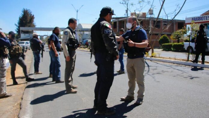 Civiles armados se tomaron la Presidencia Municipal de San Juan Nuevo, Michoacán