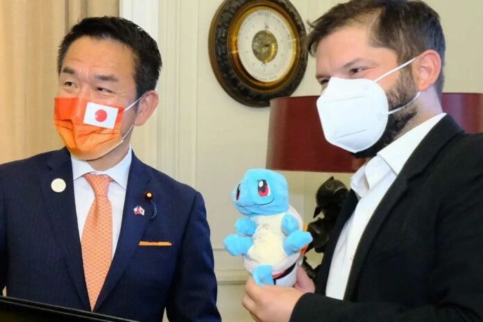 Ministro japonés viaja a Chile y le regala a su presidente, Gabriel Boric, su Pokémon favorito Squirtle