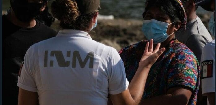 Una ex funcionaria de Migración denuncia que fue despedida injustamente; todo por ayudar a una pareja que pedía asilo. Foto: Cuartoscuro