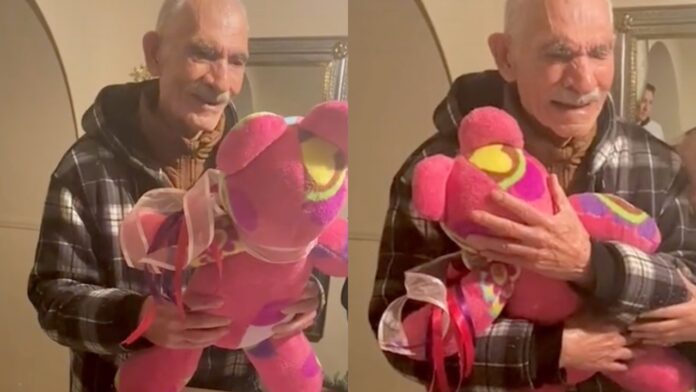 Abuelito recibe peluche realizado con manta de su esposa