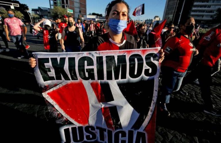 Atlistas realizan manifestación por la paz en estadios en Guadalajara