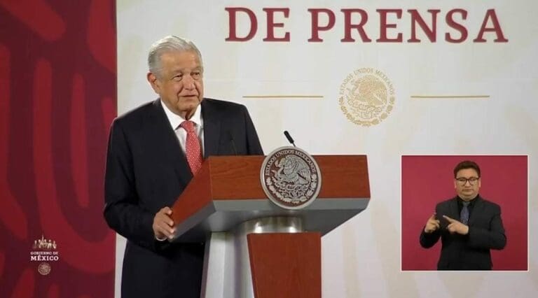 Aunque ayer dijo que habría violencia en las marchas, AMLO felicitó este día a las mujeres porque casi todo transcurrió en paz. Foto: Captura de video