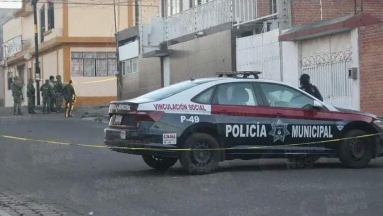 Se reportó que nueve personas fueron asesinadas en una vivienda en Atlixco, Puebla; se dice que en esa casa vendían droga. Foto: Periódico Central