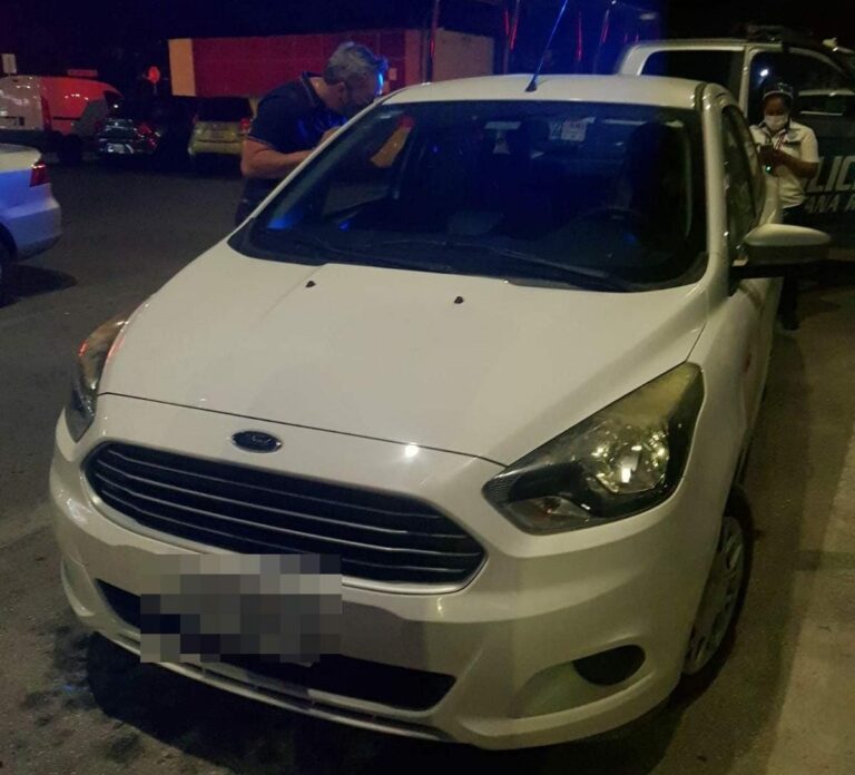 Rescatan a bebé dejado en un auto estacionado en plaza de Cancún