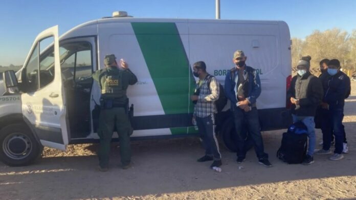 Patrulla fronteriza detiene a 136 migrantes indocumentados en Texas de Colombia, Perú y México