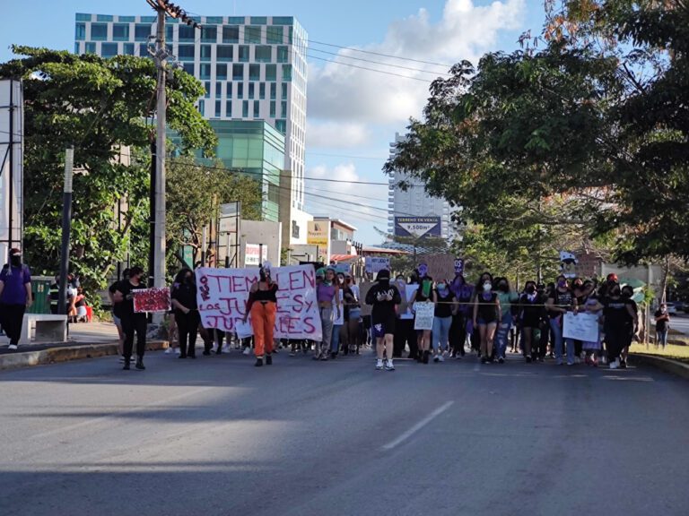 Multitudinaria marcha del 8M en Cancún