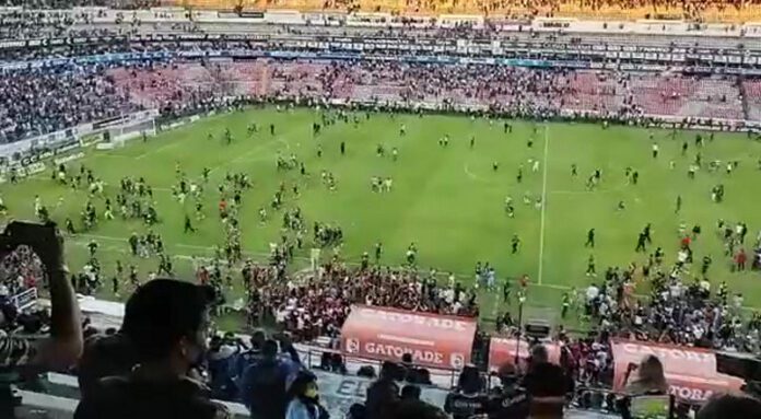 Madre entrega a su hijo con la policía como presunto agresor en el estadio La Corregidora