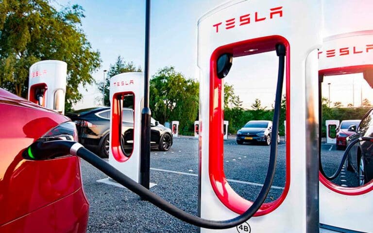 Hombre pone a cargar su Tesla y le cobran 12.6 millones de pesos