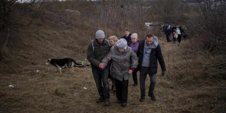 La invasión rusa ha obligado a 2 millones de personas a huir de Ucrania; continúa el desalojo de civiles