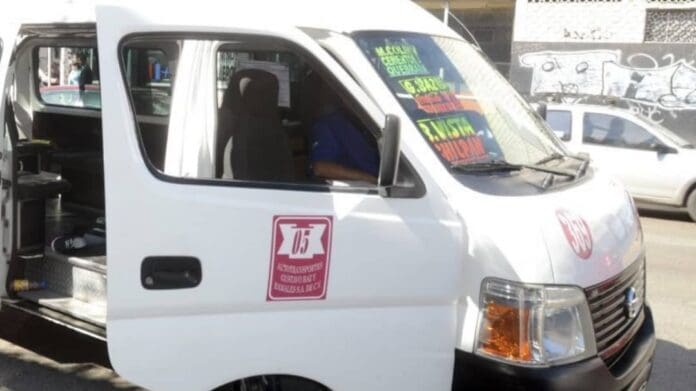 Asaltantes amenazan con disparar a menor en combi de Edomex