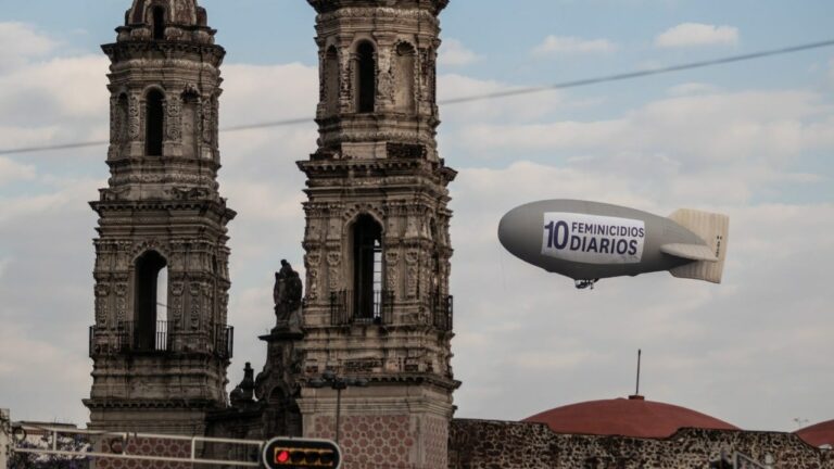 8M: Aparece dirigible en protesta contra feminicidios en CDMX
