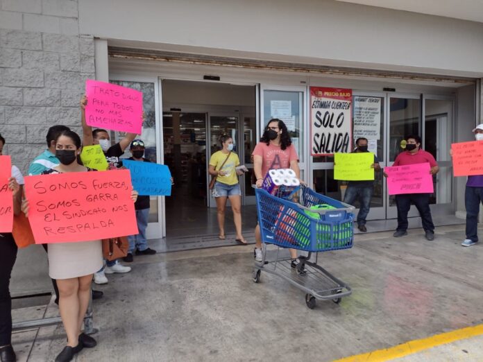 Protestan trabajadores contra Walmart, exigen bono y alimentos