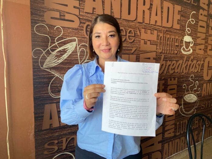 Entrega Kira Iris firmas al Ayuntamiento para retiro de parquímetros en Playa del Carmen