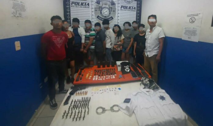 Detienen a banda con camisola policiaca, esposas y armas de fuego en Playa del Carmen