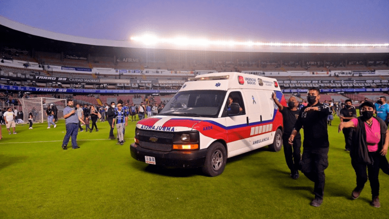 VIRAL: Niño del Querétaro regala playera firmada de su equipo a aficionada del Atlas para que saliera ilesa