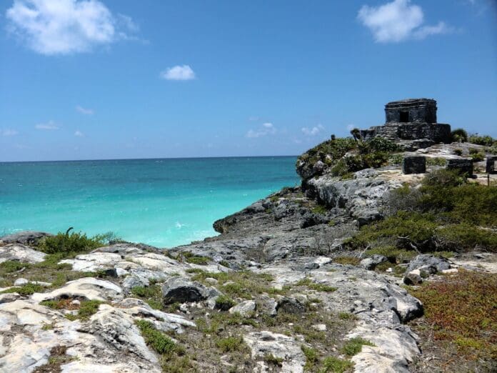 Durante su visita, el presidente se comprometió a que el aeropuerto de Tulum estará listo para el próximo año: el 2023. Foto: Pixabay
