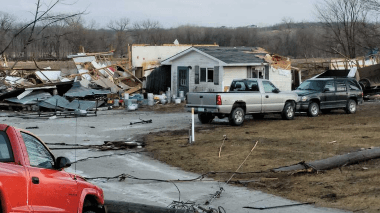 Arrasa tornado en Iowa; se declara estado de catástrofe en el condado de Madison