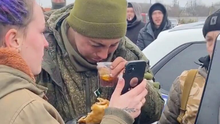 Soldado ruso se rinde y ucranianos los reciben con té y comida