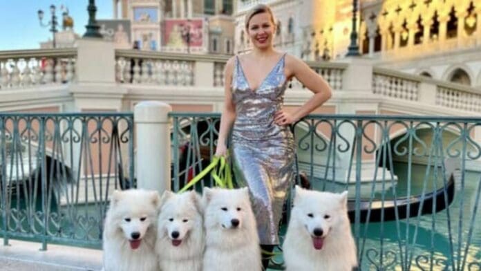 Mujer viaja por el mundo cada dos meses con sus cuatro perros