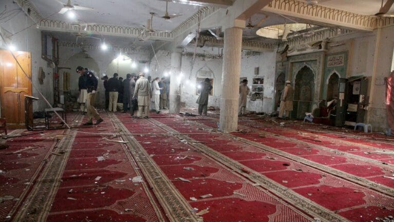 Atentado suicida mezquita de Pakistán deja 56 muertos y 194 heridos