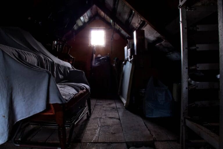 Modelo de OnlyFans descubre que su acosador vive en el ático de su casa