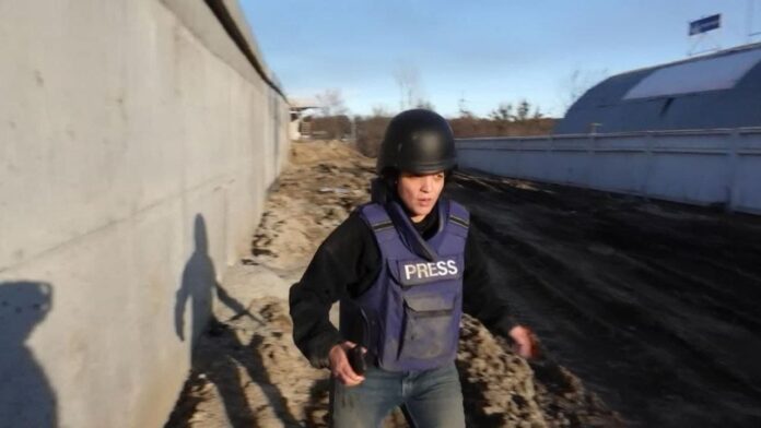 Periodistas de Sky News fueron disparados en Ucrania, pese a identificarse como prensa