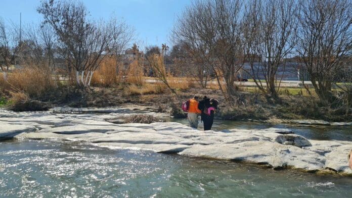 Grupo Beta rescata a salvadoreñas varadas a la mitad del Río Bravo