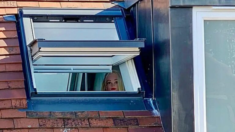Hombre construye ventana en su casa, los vecinos se quejan y él pone un maniquí que los ve