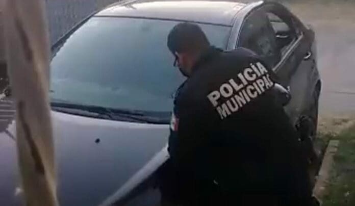 Un supuesto robo cometido por unos policías del Estado de México fue grabado; las imágenes fueron difundidas en redes. Foto: Captura de video