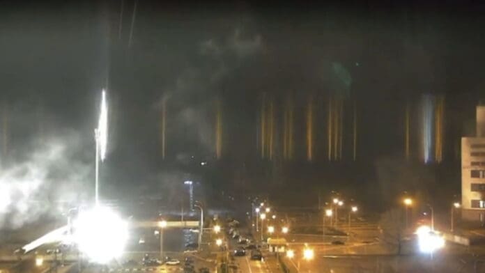 Rusia bombardea la central nuclear más grande de Europa y se desata un incendio