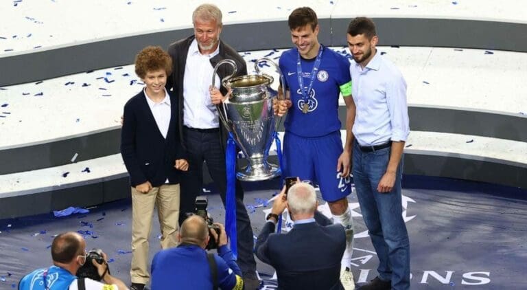 El millonario Roman Abramovich ha confirmado que venderá al Chelsea, para de esta forma evitarle problemas al club inglés. Foto: Redes sociales